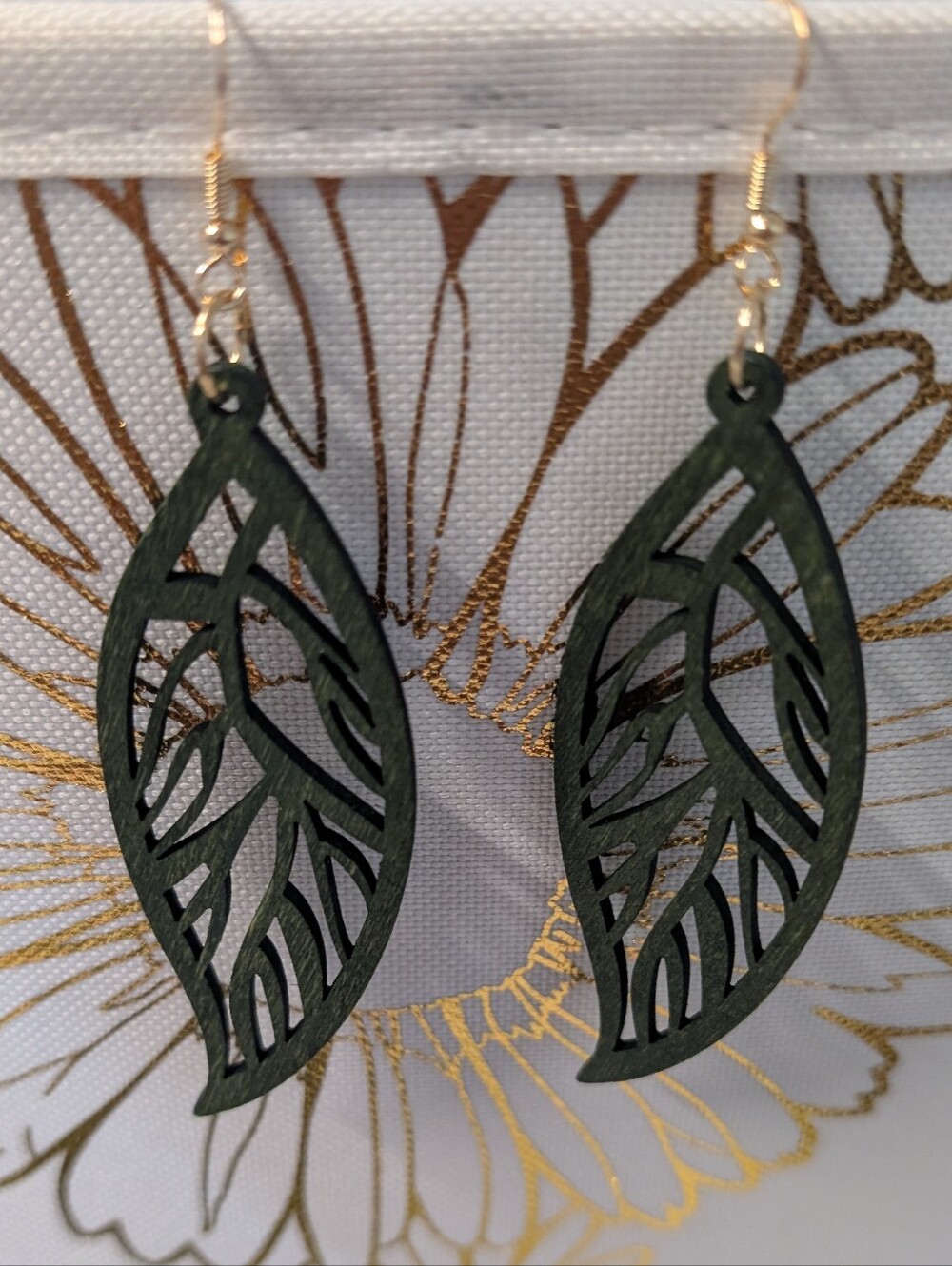 1 pair Of Leaf Cutout Dangle Earrings in Dark Green